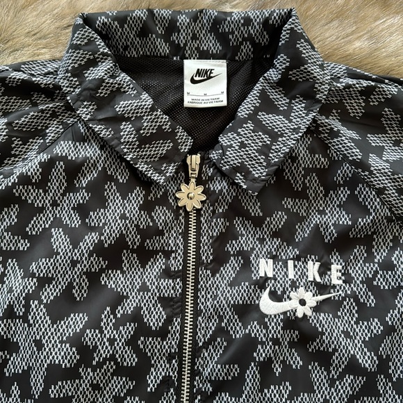 Nike Sportswear AOP Sport Daisy Black Jacket - Picture 6 of 6